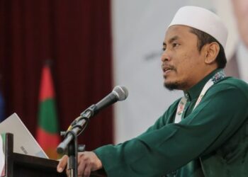 AHMAD FADHLI SHAARI