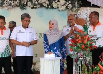 FADHLINA Sidek (tengah) semasa merasmikan Karnival Agrotek Madani di Kolej Vokasional Pasir Puteh, Kelantan, hari ini. - UTUSAN/KAMARUL BISMI KAMARUZAMAN