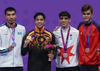 Muhammad Arif Afifuddin Ab Malik (dua, kiri) meraikan kejayaan memenangi pingat emas bersama pemenang pingat perak, Daniyar Yuldashev dari Kazakhstan (kiri) dua pemenang gangsa dalam saingan kumite bawah 84kg lelaki di Hangzghou. - BERNAMA