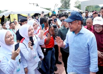 ANWAR Ibrahim (tengah) menyantuni orang ramai yang hadir pada Pelancaran Skim Perubatan Madani dan Program Madani Afiat Peringkat Kebangsaan 2023 di Ipoh, semalam. - UTUSAN/MUHAMAD NAZREEN SYAH MUSTHAFA