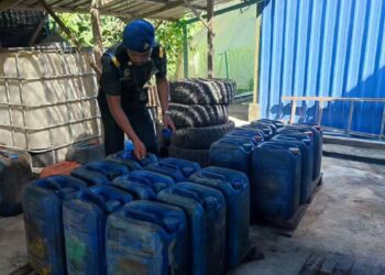 ANGGOTA penguat kuasa KPDN Kelantan memeriksan tong berisi diesel yang dirampas dalam serbuan di kilometer 5 Jalan Gua Musang-Kuala Krai, Gua Musang, Kelantan hari ini-IHSAN KPDN