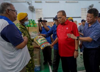 WAN ROSDY Wan Ismail (dua kanan) melakukan lawatan di Jualan Makmur Pahang (Program Rintis) di Dewan Serbaguna Kampung Chemomoi, Pelangai di Bentong, Pahang. - FOTO/FARIZ RUSADIO