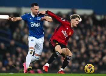 Pemain Manchester United, Alejandro Garnacho cuba melepasi kawalan pemain Everton dalam aksi Liga Perdana Inggeris yang berlangsung di Goodison Park pada  awal pagi Isnin. (AFP)