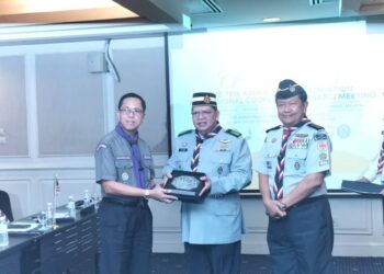 JOHARI Abdul (tengah) menyampaikan cenderamata kepada pemimpin pengakap dari negara Asean yang menghadiri The 18th Asean Scout Association for Regional Cooperation (ASARC) Meeting di George Town, Pulau Pinang hari ini.