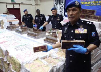 ROHIZAN Mohamad Saaid menunjukkan rokok kretek seludup yang dirampas daripada seorang 'transporter' dalam sidang akhbar di markas Pasukan Polis Marin Wilayah 1, George Town, Pulau Pinang hari ini. - pic: IQBAL HAMDAN