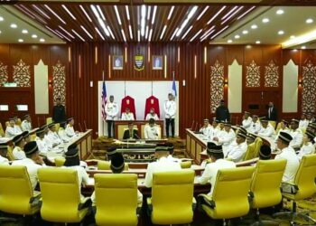 AHMAD Fuzi Abdul Razak ketika berucap merasmikan Mesyuarat Kedua Penggal Pertama Dewan Undangan Negeri (DUN) Pulau Pinang ke-15, di George Town, Pulau Pinang, hari ini.