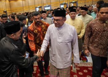 ANWAR Ibrahim bersalaman dengan tetamu pada Majlis Kesyukuran Setahun pentadbiran Kerajaan Madani di Putrajaya. - UTUSAN/FAISOL MUSTAFA