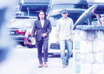 ABDUL Wahab Abdul Kadir Jilani (kanan) bersama peguamnya, Faizal Abd. Rahman selepas selesai membuat laporan polis dan memberi keterangan berhubung dakwaan klip video fitnah melibatkan dirinya dengan Mohammad Agus Yusoff di IPD Kajang, Selangor, semalam. – UTUSAN/FAUZI BAHARUDIN