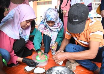 AKTIVITI Lemak Manis Race antara yang mencuri tumpuan bersempena
Karnival 1 Murid 1 Sukan dan Hari Kantin STB di STB Arau, Perlis hari ini.- UTUSAN/IZLIZAN OTHMAN