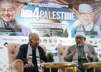 DR MAHATHIR Mohamad bersama Abdul Hadi Awang ketika Bicara Negarawan dan Majlis Serahan Dana Palestin di Yayasan Permata Ummah, Cyberjaya. - UTUSAN/FAISOL MUSTAFA