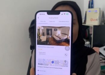 SEORANG wanita menunjukkan tempahan hotel secara dalam talian yang dibuatnya di sebuah hotel di Pekan Hatyai, Thailand untuk bercuti pada hujung minggu ini.