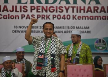 AHMAD Samsuri Mokhtar diumumkan sebagai calon Pas dalam PRK Parlimen Kemaman di Chukai, Kemaman, sebentar tadi. - UTUSAN/PUQTRA HAIRRY ROSLI