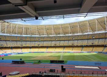 PADANG Stadium Nasional Bukit Jalil terus menjadi pendebatan dalam kalangan peminat bola sepak tempatan, keadaan padang sebelum sepak mula final Piala Malaysia 2023.