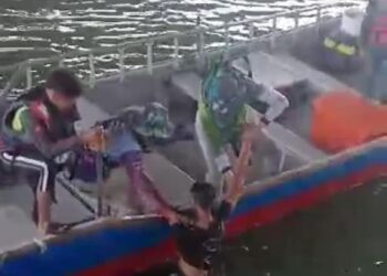 TANGKAP layar video nelayan menyelamatkan seorang lelaki yang cuba membunuh diri dengan terjun dari Jambatan Pulau Pinang selepas dipercayai menetak seorang wanita sehingga maut dalam kejadian di Butterworth, semalam.