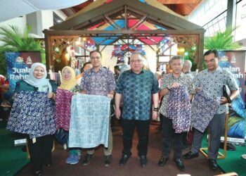 TIONG King Sing (tiga dari kanan) bersama pengurusan kanan Kraftangan Malaysia termasuk ‘Ainu Sham Ramli (kiri) menunjukkan antara 
batik yang dipamerkan sebelum melancarkan Jualan Rahmah Batik di Kompleks Kraf Kuala Lumpur, kelmarin. – UTUSAN/AMIR KHALID