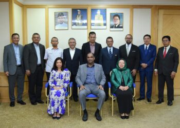 RAMANAN bersama barisan kepimpinan KUSKOP di Putrajaya.