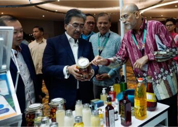 JOHARI Abdul Ghani melawat pameran selepas  pelancaran Seminar Tinjauan dan Pandangan Ekonomi Minyak Sawit 2024 di Kuala Lumpur, semalam. Turut hadir,  Timbalan Menteri Perladangan dan Komoditi, Datuk Chang Foong Hin (kiri); Ketua Setiausaha kementerian, Datuk Mad Zaidi Mohd. Karli (dua kanan) dan Ketua Pengarah Lembaga Minyak sawit Malaysia, Datuk Dr. Ahmed Parveez Ghulam Kadir (kanan).  
– UTUSAN/FAUZI BAHARUDIN