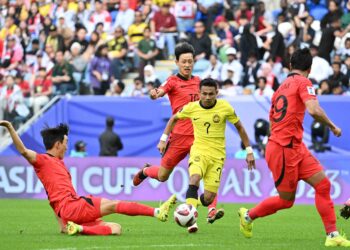 AKSI Faisal Halim (tengah) ketika di Piala Asia 2023 ketika menentang Korea Selatan menjadi momen yang paling diingati peminat Harimau Malaya.-AFP