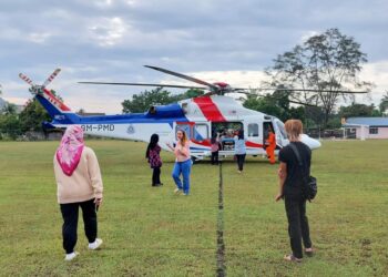 HELIKOPTER yang digunakan untuk membawa seorang pesara polis ke IJN dari padang SMK Permatang Rawa, Bukit Mertajam, Pulau Pinang, hari ini.