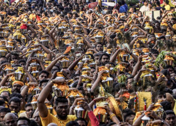 Suasana di sekitar sambutan perayaan Thaipusam di kuil Sri Subramaniar Batu Caves di sini, hari ini. UTUSAN/ MUHAMAD IQBAL ROSLI