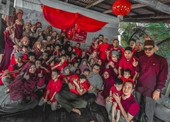 ABDUL Hadi Awang (barisan belakang, tengah) bergambar bersama ahli keluarga dan tetamu yang hadir pada majlis sambutan Tahun Baharu Cina di Rusila, Marang, semalam.