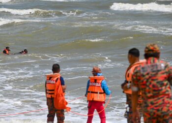 ANGGOTA bomba melakukan operasi mencari dan menyelamat seorang mangsa yang dikhuatiri lemas, Zulkarnain Mohamed Zubir di Pantai Batu Buruk, Kuala Terengganu, hari ini. - UTUSAN/PUQTRA HAIRRY ROSLI