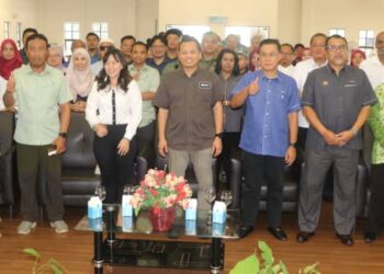 NIK NAZMI Nik Ahmad (tengah) pada majlis perasmian Hari Tanah Lembab Sedunia 2024 di Tapak Ramsar Sedunia 2024 di Tasik Bera di Bera, Pahang. - FOTO/SALEHUDIN MAT RASAD
