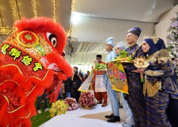 MAJLIS perkahwinan dua pasangan pengantin iaitu dari kiri Zaid Amir dan Norbila serta Norizzudin dan Sharifah Nor Amiera Azhar berlangsung meriah apabila ia diceriakan dengan persembahan tarian singa pada majlis yang berlangsung di Laman Sri Pinang, Port Dickson hari ini.-UTUSAN/MOHD. SHAHJEHAN MAAMIN..