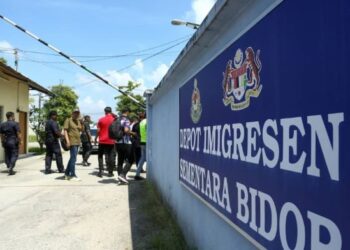 KEADAAN di hadapan Depot Imigresen sementara Bidor tempat berlakunya pendatang asing tanpa izin (PATI) yang ditahan melarikan diri selepas merusuh dan merobohkan pagar serta kawad duri. - UTUSAN/MUHAMAD NAZREEN SYAH MUSTHAFA