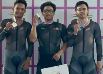 MUHAMMAD Fadhil Zonis  (tengah) bersama Mohammad Ridhwan Shahrom dan Umar Hasbullah meraih perak dalam acara pecut berpasukan di Kejohanan Berbasikal Trek Asia (ACC) 2024, bulan lalu.