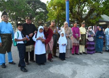 SEKOLAH Tengku Budriah (STB) mengambil pendekatan cukup unik dengan menjemput bekas-bekas guru besar sekolah dari tahun 1990-an lagi bagi menyambut kedatangan murid-murid sempena hari pertama sesi persekolahan di STB, Arau, Perlis semalam.- UTUSAN/IZLIZAN OTHMAN