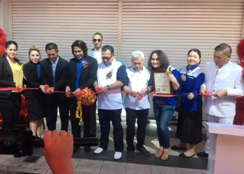 ZUHAIRI Ab. Kadir (lima dari kanan) menyempurnakan majlis perasmian pejabat baharu Peka di Kuantan, Pahang.