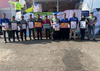 ASRUL Aimran Abd Jalil (enam dari kiri) merakamkan gambar bersama sewaktu Program Kongsi Rezeki Bersempena Kempen Hargai Makanan Elak Pembaziran Bulan Ramadan 2024 di Bazar Ramadan Arau, Perlis, semalam. -UTUSAN/ASYRAF MUHAMMAD