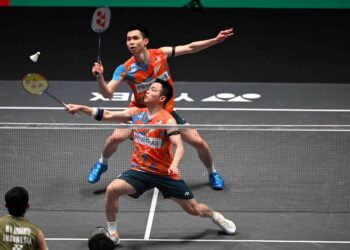 AARON Chia-Soh Wooi Yik menumbangkan rakan senegara, Nur Mohd Azriyn Ayub-Tan Wee Kiong 21-13, 21-19 pada perlawanan pusingan kedua China Masters 2024 di Arena Shenzen, hari ini.