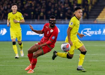 PEMAIN sayap Malaysia, Arif Aiman  diasak pemain Oman, Ahmed Al-Khamisi pada perlawanan pusingan Kelayakan Piala Dunia 2026 / Piala Asia 2027 menentang Oman, di Stadium Nasional Bukit Jalil, di sini hari ini.UTUSAN/ SHIDDIEQIIN ZON