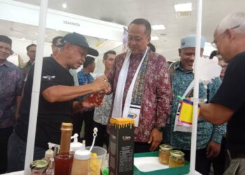 AHMAD Samsuri Mokhtar (tengah) melawat sebuah gerai pameran selepas Majlis Sambutan 30 Tahun YPU Terengganu di Kuala Terengganu,  hari ini. - UTUSAN/TENGKU DANISH BAHRI TENGKU YUSOFF