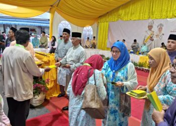 AL-SULTAN Abdullah Ri'ayatuddin Al-Mustafa Billah Shah (tengah) dan Tengku Ampuan Pahang, Tunku Azizah Aminah Maimunah Iskandariah berkenan menganugerahkan sumbangan. kepada asnaf di Masjid As- Salam Gontong Kelibang, Kerdau di Temerloh, Pahang. - UTUSAN/SALEHUDIN MAT RASAD