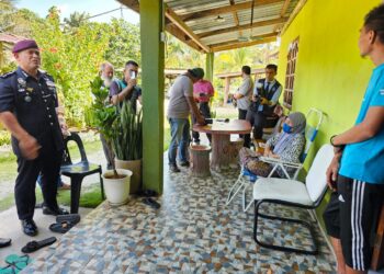 MAZLI Mazlan (kiri) bertanya khabar kepada balu Ayah Pin,  Che Jarah Awang (dua kanan) ketika mengunjungi ahli keluarga tersebut di sebuah penempatan di Kampung Bukit Kemiyung, Batu 13 di Hulu Besut , Besut, hari ini. - UTUSAN/PUQTRA HAIRRY ROSLI