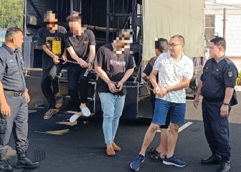 CHE Choon Shiung (dua dari kanan) dibawa ke Mahkamah Majistret Bahau, Jempol hari ini bagi dituduh atas kesalahan menyamar sebagai pegawai polis.-UTUSAN/NOR AINNA HAMZAH