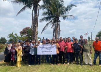 PESERTA Felcra Sri Makmur hadir ke Balai Polis Paloh Hinai di Pekan, Pahang bagi menbuat laporan polis kerana tidak menerima dividen atau interim sejak setahun lalu. - UTUSAN/NORHAFIZAN ZULKIFLI