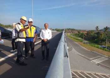 RAZALI Kassim (kanan) ketika meninjau jejambat persimpangan Bukit Setongkol yang dijangka dibuka sebelum Aidilfitri ini.