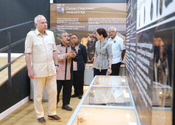 SULTAN Nazrin Muizzuddin Shah melawat pameran pada Majlis Pemasyhuran Lenggong Geopark dan Perasmian Galeri Lenggong Geopark di Dataran Kota Tampan, Lenggong, semalam. - UTUSAN/ZULFACHRI ZULKIFLI
