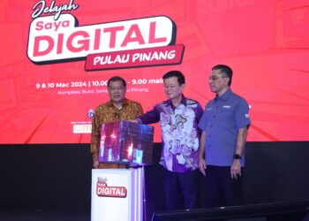 SYED Ibrahim Syed Noh (kanan) bersama Chow Kon Yeow (tengah) dan Wilson Ugak Anak Kumbong pada program Jelajah Saya Digital (JSD) @ Pulau Pinang di Pulau Pinang, hari ini.