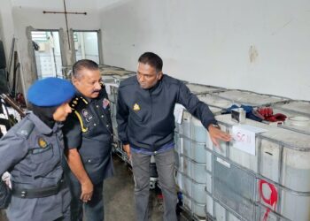 S. JEGAN (kanan) memeriksa diesel bersubsidi yang disimpan di sebuah stor di Bukit Mertajam, Pulau Pinang