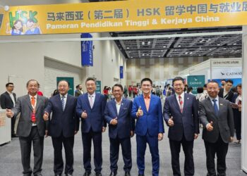 TIMBALAN Menteri Pendidikan Tinggi, Datuk Mustapha Sakmud (tengah) bersama Timbalan Menteri Pendidikan, Wong Kah Woh (tiga dari kanan) semasa melawat Pameran Pendidikan Tinggi dan Kerjaya China 2024, di Pusat Konvensyen Kuala Lumpur, di sini, hari ini.