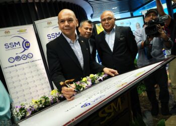 Menteri Perdagangan Dalam Negeri dan Kos Sara Hidup, Datuk Armizan Mohd Ali ketika merasmikan SSM Customer Care di Menara SSM @ Sentral di sini semalam. - UTUSAN/SYAKIR RADIN