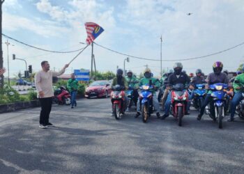 FATHUL Bari Mat Jahya melakukan pelepasan sempena program Grab Kurma2School yang mana sebanyak 35 rider grab akan menghantar
700 kotak kurma ke 35 buah sekolah di seluruh kawasan Parlimen Kangar.- UTUSAN