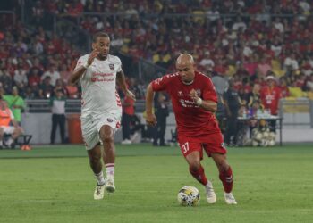 Pemain Liverpool Reds, Phil Babb (kiri) mengejar bola dari Pemain Manchester Reds, Danny Webber pada perlawanan Battle of The Reds: Liverpool Reds menentang Manchester Reds di Stadium Nasional Bukit Jalil di sini, hari ini. GAMBAR: FARIZ RUSADIO