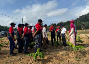 SUTEKNO Ahmad Belon (tiga dari kanan) meninjau Projek Penanaman Pisang Berkelompok bertempat di Pusat Pemulihan Penagihan Narkotik (PUSPEN) Gambang di Kuantan, Pahang. - UTUSAN/NORHAFIZAN ZULKIFLI