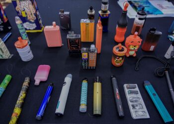 PILIHAN pengguna harus berada di barisan hadapan 
dalam keputusan kawal selia berkaitan produk vape. 
– UTUSAN/FARIZ RUSADIO